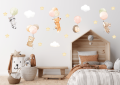 dekoracja-scienna-zwierzaki-z-balonami-dla-dzieci-wallie.jpg – Urocze naklejki ścienne z motywem zwierzaków unoszących się na balonikach – idealne do kącika malucha