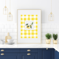 Dekoracyjny plakat z cytrynami na biało-niebieskich paskach. Wnosi letni klimat i śródziemnomorski styl do kuchni lub salonu.
