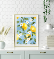 Romantyczny plakat z cytrynami i kwiatami na błękitnym tle. Naturalna, botaniczna dekoracja do wnętrz w stylu vintage lub boho.