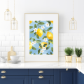 Romantyczny plakat z cytrynami i kwiatami na błękitnym tle. Naturalna, botaniczna dekoracja do wnętrz w stylu vintage lub boho.