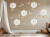 Zestaw naklejek z białymi stokrotkami w balonach i beżowymi motylkami. Stylowa dekoracja dla najmłodszych w formacie 50x100 cm.-min.png